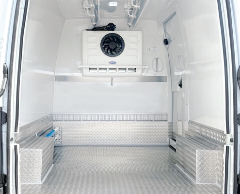 Winter Kuehlfahrzeuge_Fleischgehänge 2 Bahnen_Heckeinblick_1_WEB