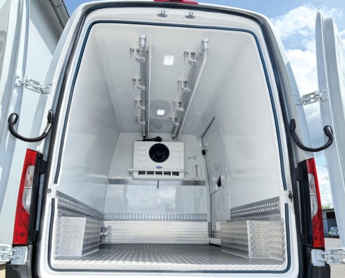 Winter Kuehlfahrzeuge_Fleischgehänge 2 Bahnen_Heckeinblick_2_WEB