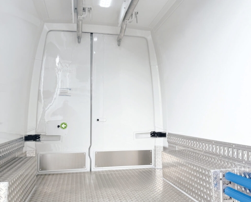 Winter Kuehlfahrzeuge_Fleischgehänge 2 Bahnen_innen Blick nach hinten_WEB