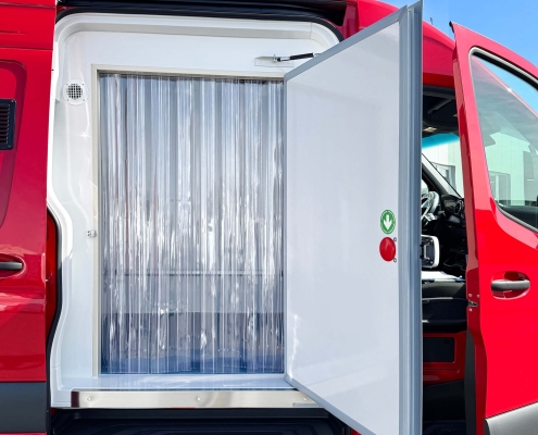 Winter Kuehlfahrzeuge_Teilausbau TK-Zelle Bunkertür offen mit Kälteschutzvorhang_WEB