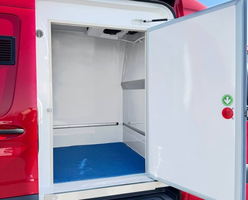 Winter Kuehlfahrzeuge_Teilausbau TK-Zelle_Bunkertür offen ohne Kälteschutzvorhang_WEB