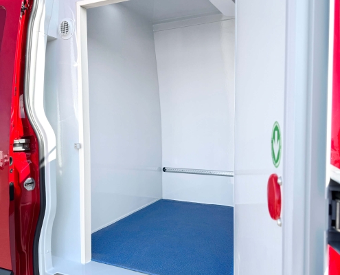 Winter Kuehlfahrzeuge_Teilausbau TK-Zelle_Bunkertür offen_WEB