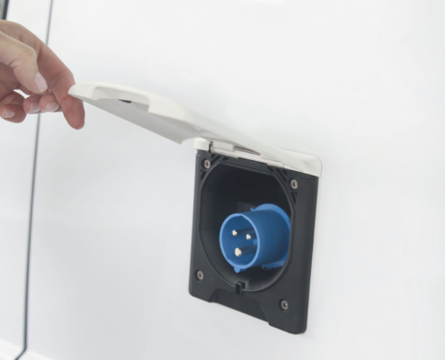 Winter Kuehlfahrzeuge_230V_Eurostecker_Fahrerseite_WEB